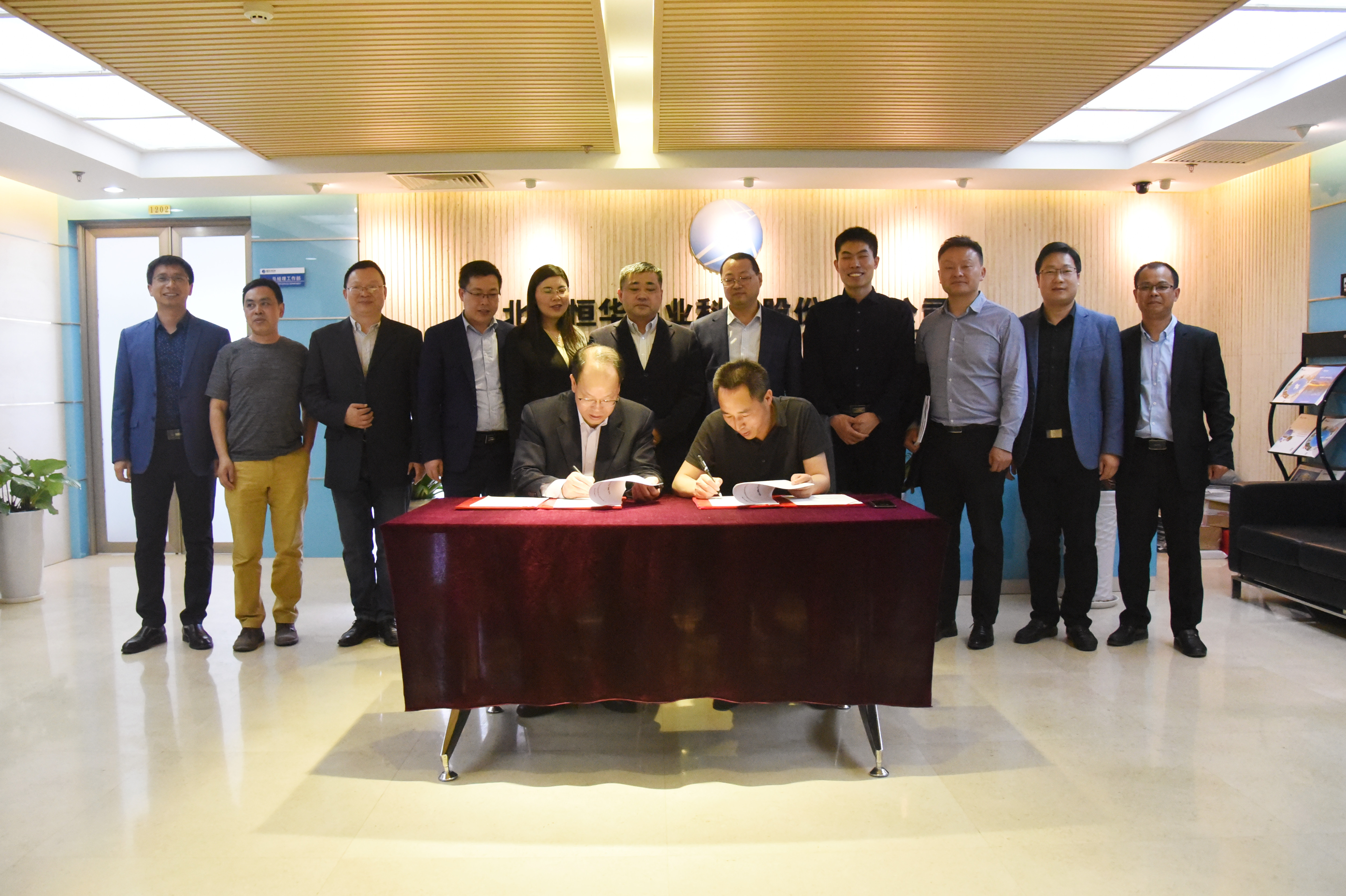 三峡大学校长何伟军一行到访立即博平台科技 双方签署战略合作协议 title=